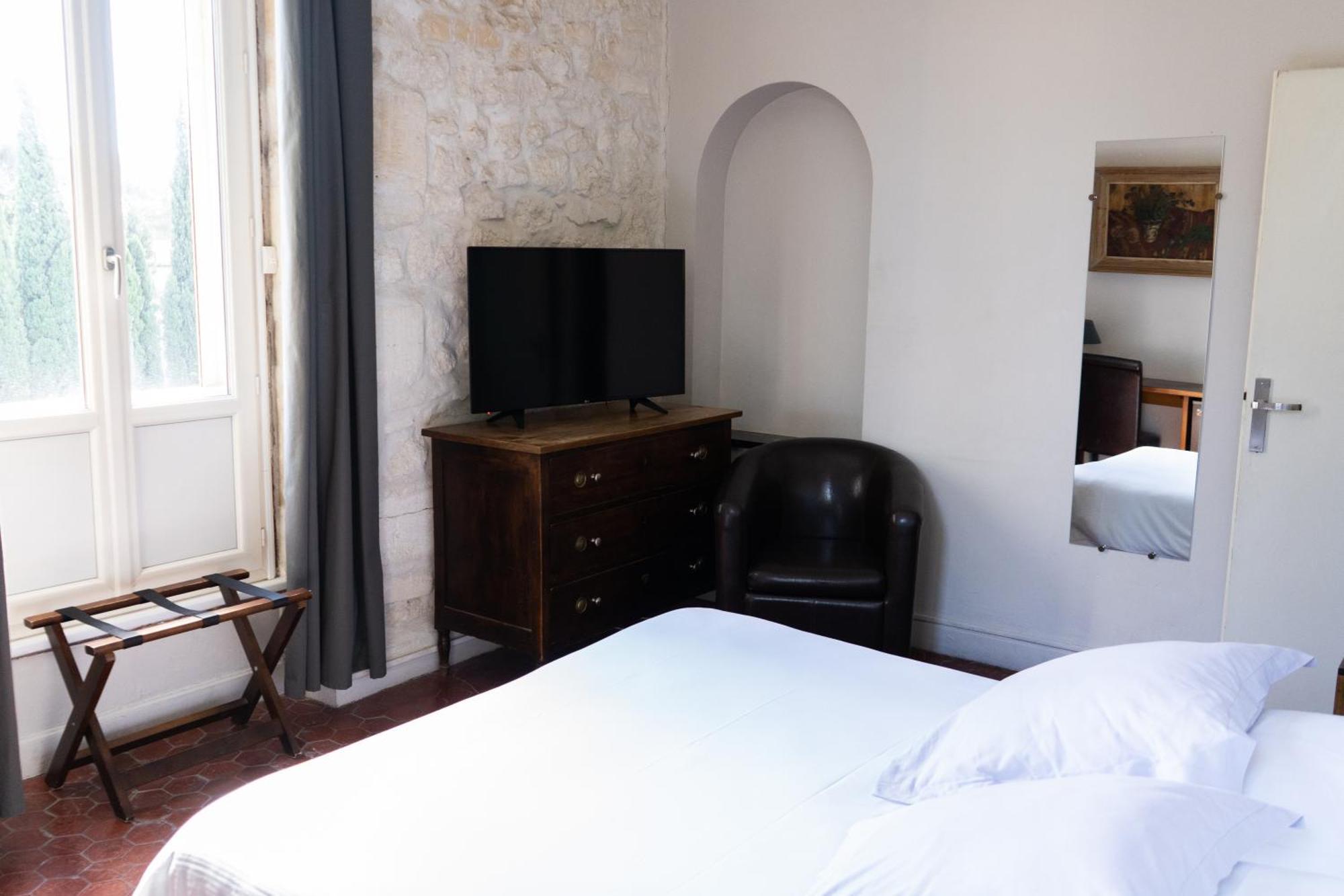 Logis Hotel - Restaurant Residence Les Cedres Villeneuve-lès-Avignon 외부 사진