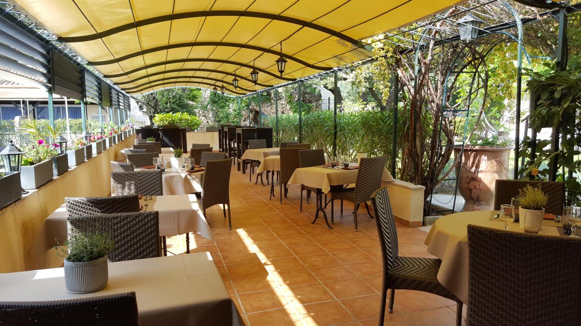 Logis Hotel - Restaurant Residence Les Cedres Villeneuve-lès-Avignon 외부 사진